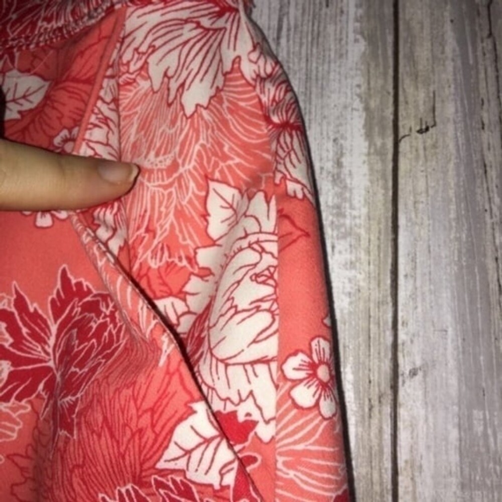 Isaac Mizrahi Peony Floral Midi Shorts Size 8 - Picture 3 of 7